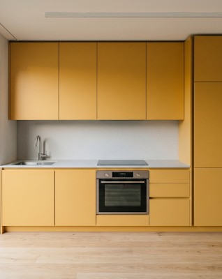 Встроенная кухня в горчично-жёлтом